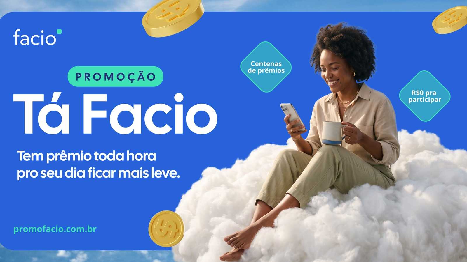 Mulher sorrindo sentada numa nuvem, olhando o celular com uma caneca na mão, ao lado do título Promoção Tá Facio em fundo azul com moedas douradas